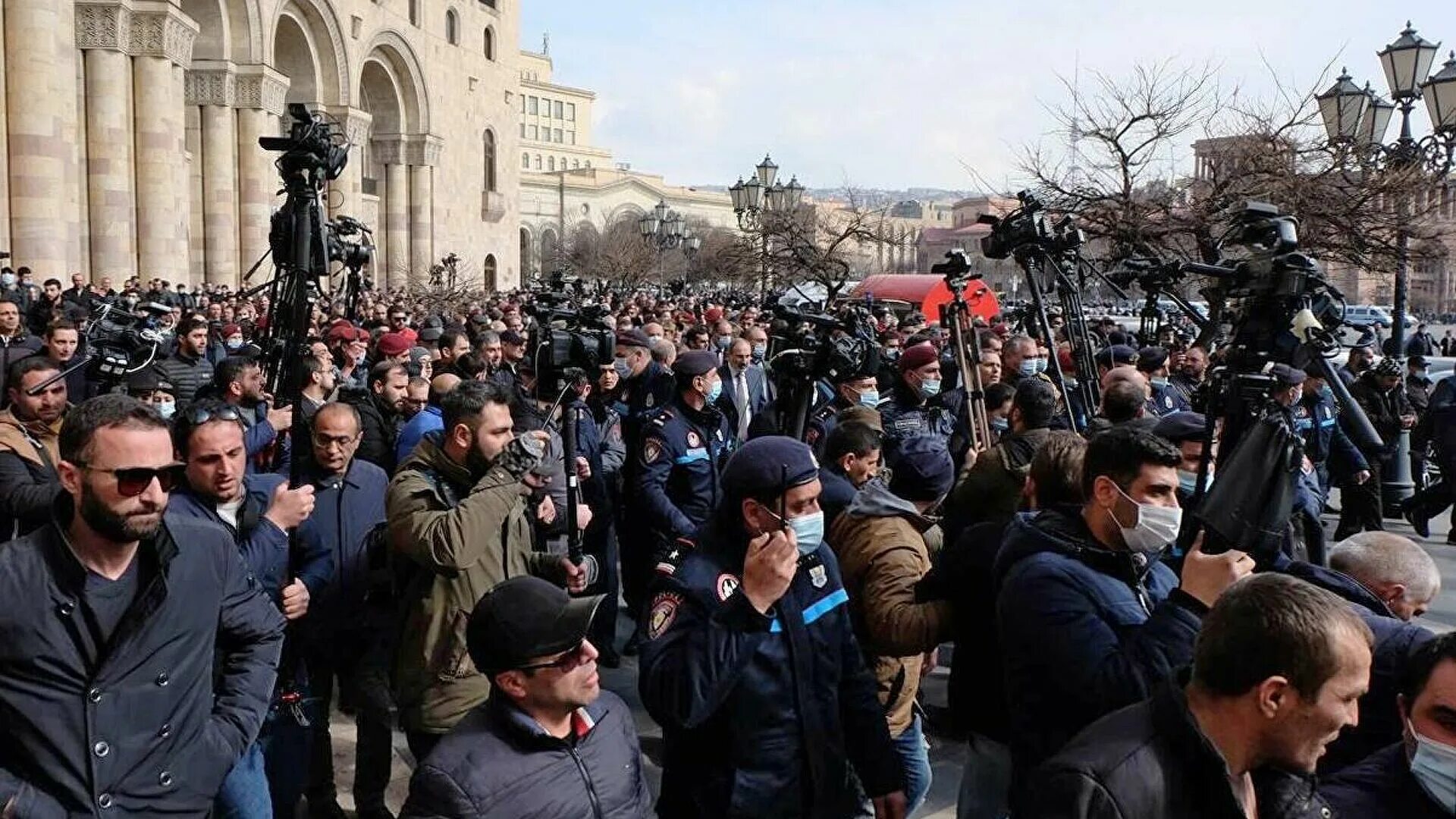 Армяне о пашиняне. Митинг Армении против Пашиняна. Протесты в Армении 2021. Пашинян на протестах в Армении. Революция в Армении 2022.