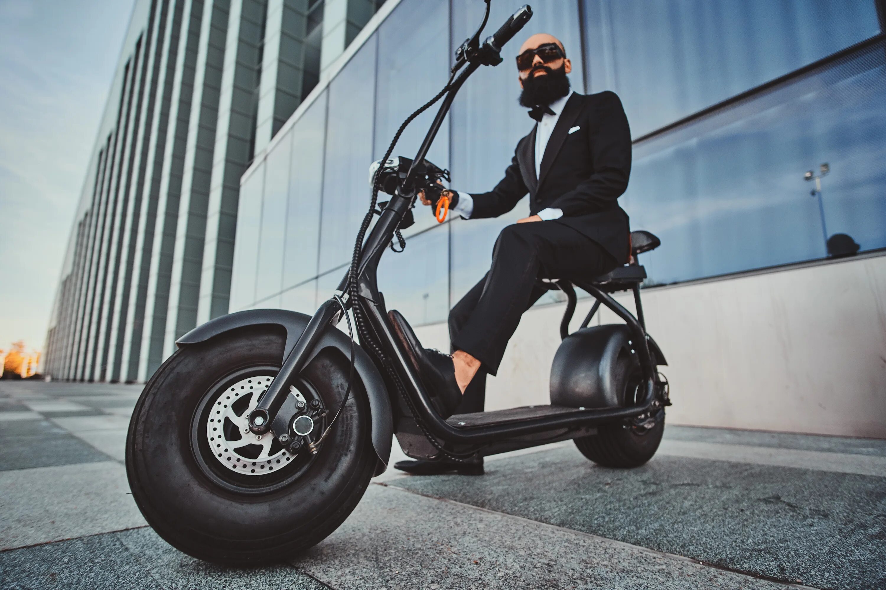 Мопеды нужно регистрировать. Электромотоциклы до 4 КВТ. Businessman on Electric Scooter. Скутер электрический Joy Automatic Mini Rocket. Electro Scooter Dr 24300.