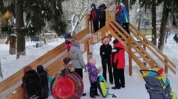 Снежные горки. Детская площадка во дворе. Горки во дворе. Кантри парк задворки большие дворы. Лучшая горка лесосибирск.