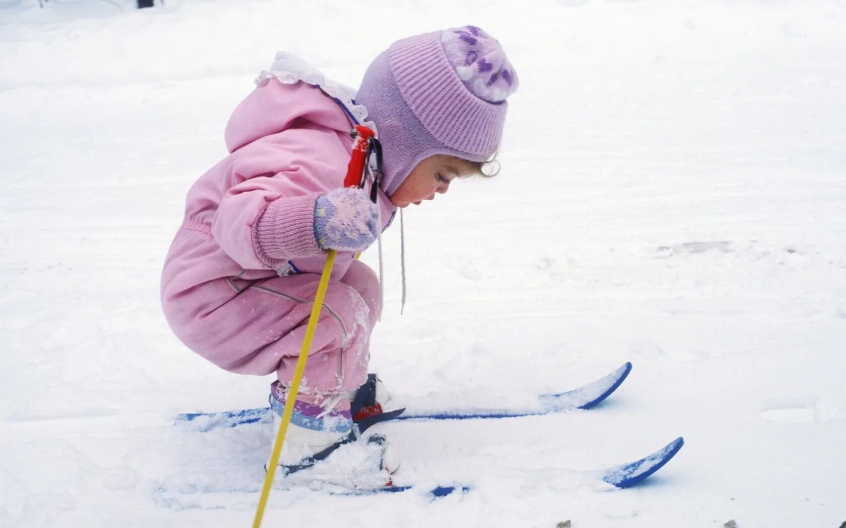Юный лыжник. Дети катаются на лыжах. Лыжи для дошкольников. Малыши катаются на лыжах. Кататься на лыжах.