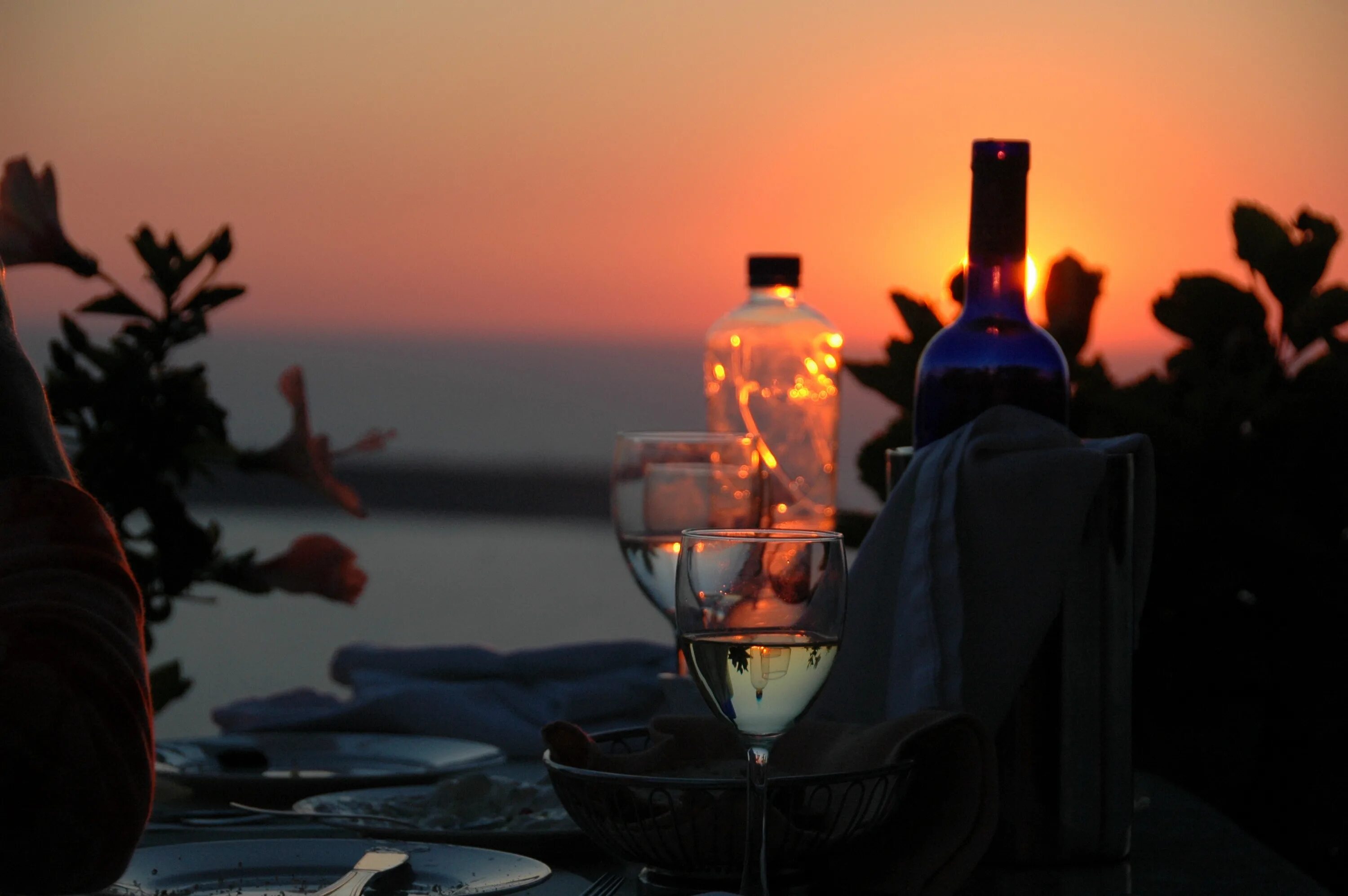 Расслабленный вечер. Вечер на море. Вино на море вечером. Летний вечер у моря. Романтический вечер с вином.