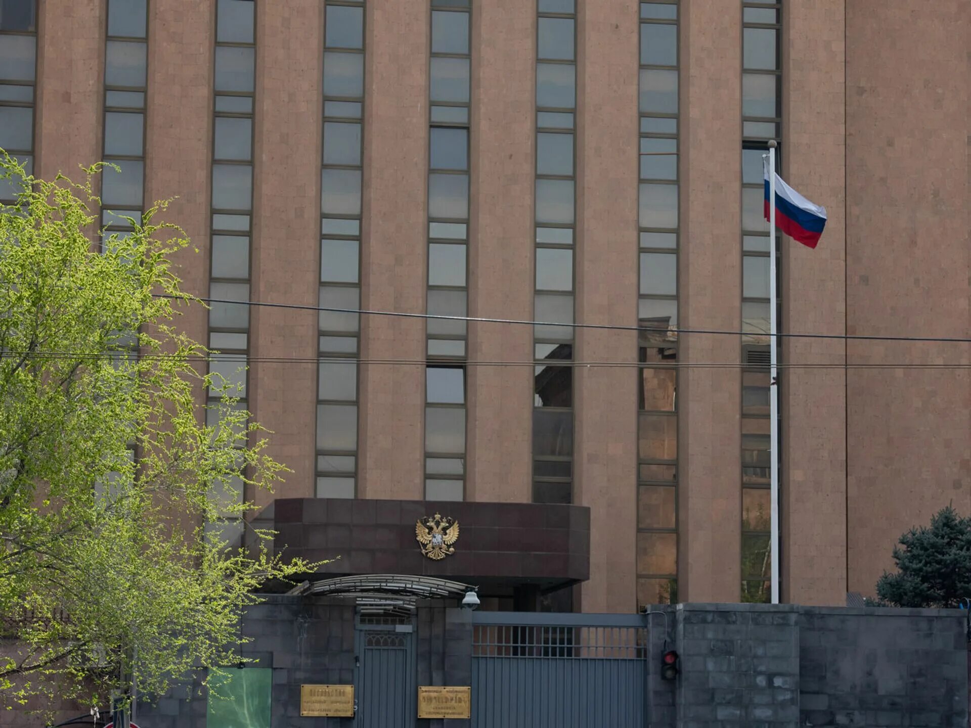 Посольство ереван. Посольство армении в ереване. Американское посольство в армении. Американское посольство в баку. Посольство сша в ереване.