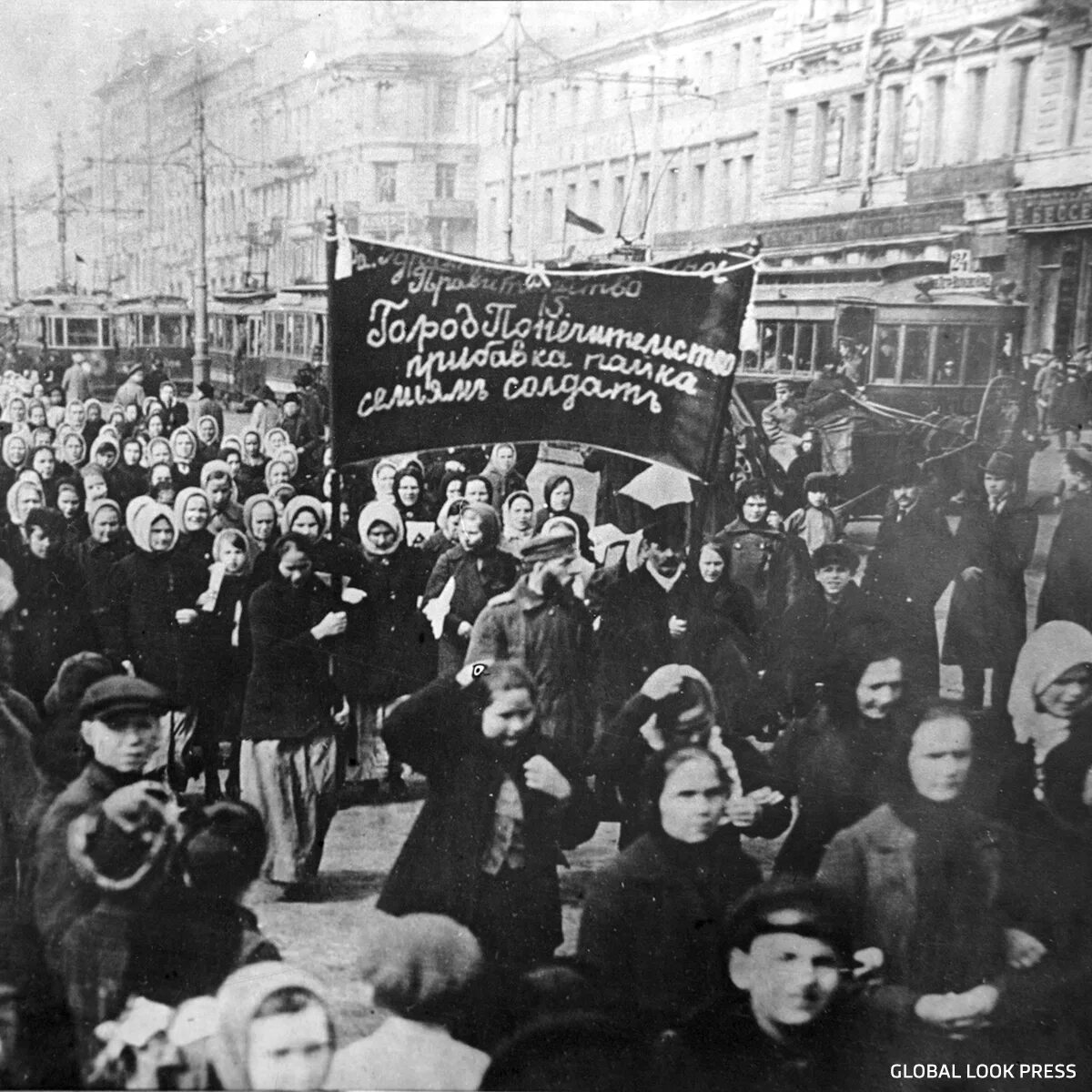 Избирательное право женщин в россии. Учредительное собрание 1917 Петроград. Демонстрация в Петрограде 1917. Февральская революция 1917 демонстрация. Петроград февраль 1917.