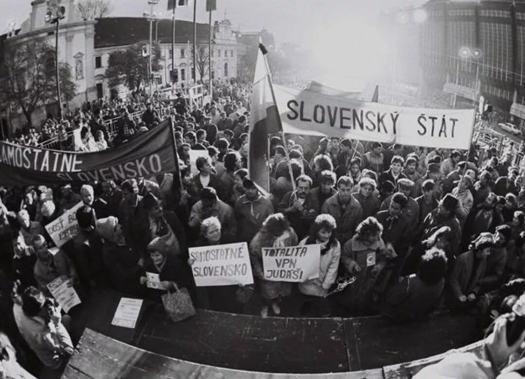 Бархатная революция в Чехословакии 1989. Распад Чехословакии 1993. Бархатные революции. Бархатные революции в Восточной Европе.