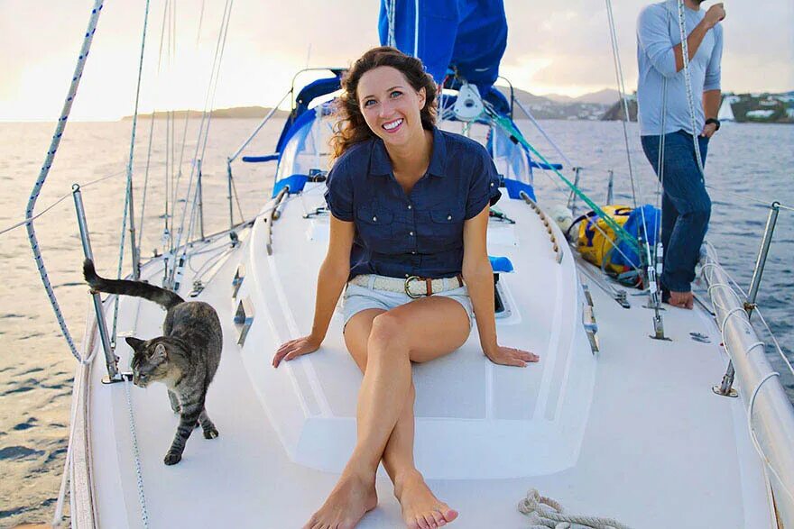 Кругосветное путешествие кота. Кошка на яхте. Дама на яхте. Путешествие на яхте. Девушка на яхте.