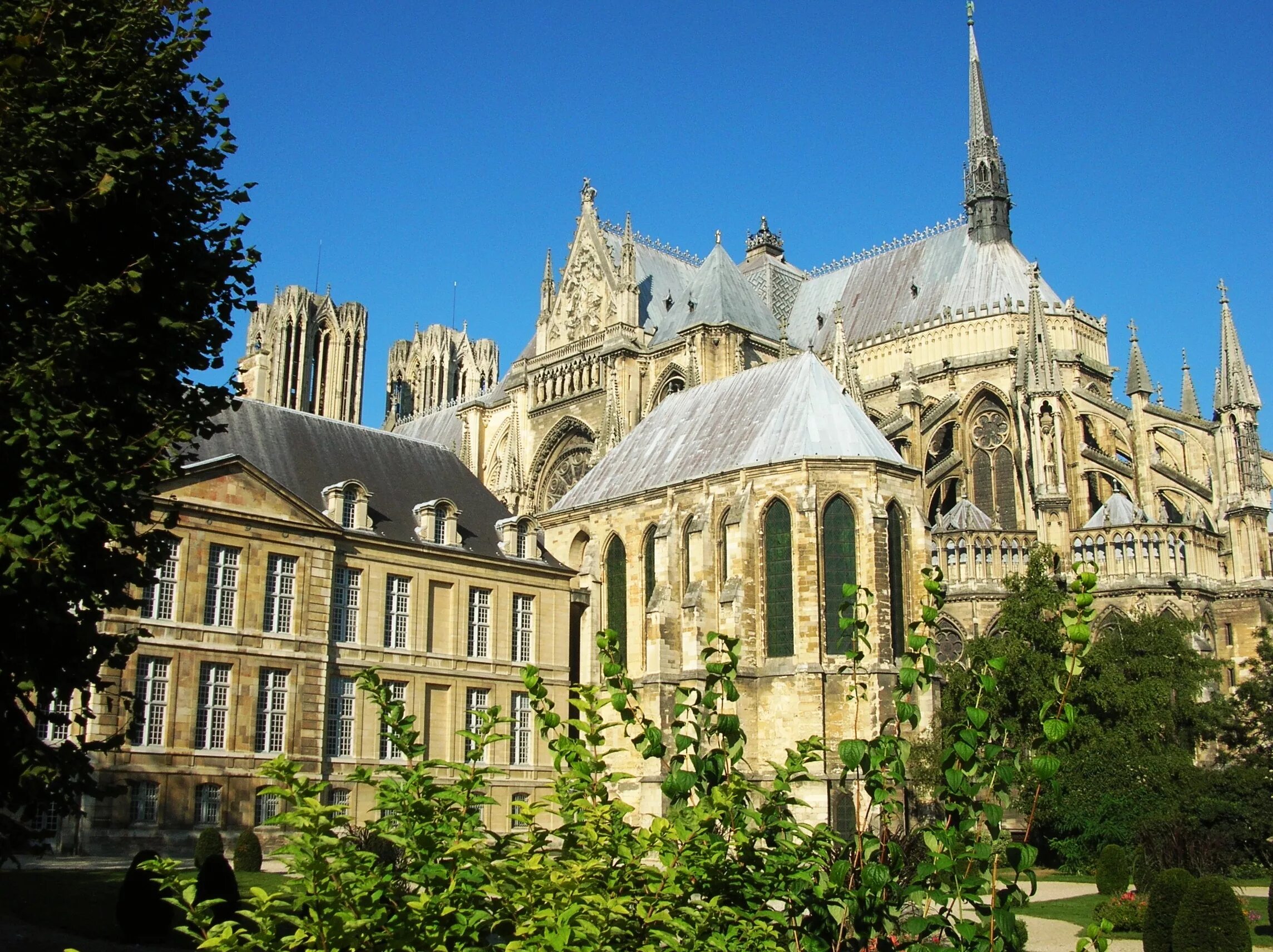 Reims город франция. Реймс франция достопримечательности. Реймс. Реймс шампань. Реймс.
