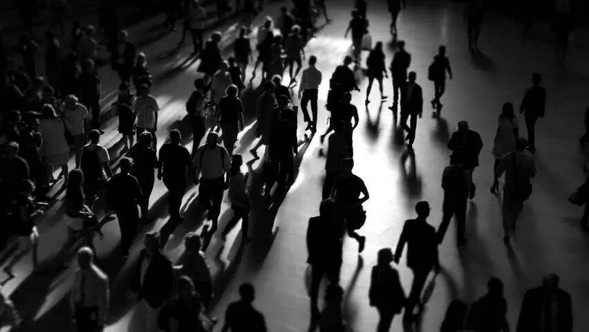 Человек идет. Идти навстречу толпе. Человек идет. Толпа и один человек. Люди идут толпой.