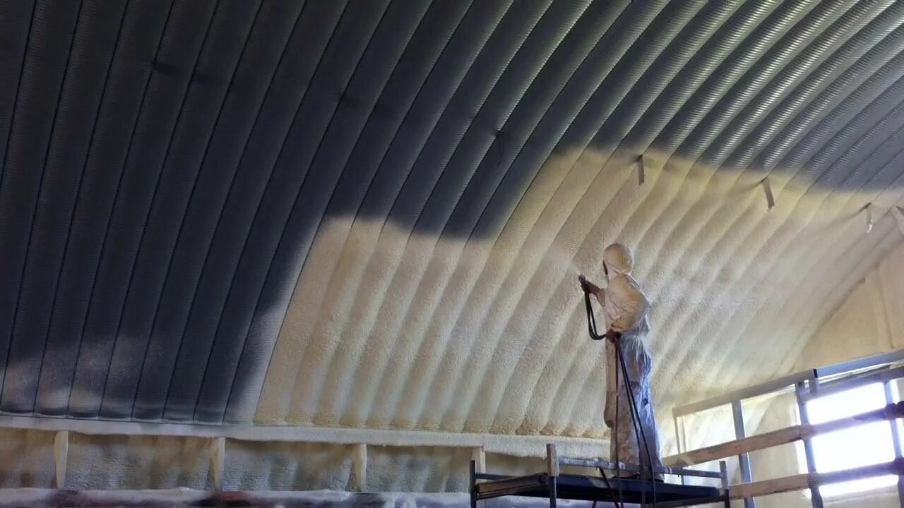 Утепление арочного ангара минватой изнутри. Ангары утепление. Утепленный ангар. Тепофол утеплитель для ангара. Утепление ангара пенополиуретаном.
