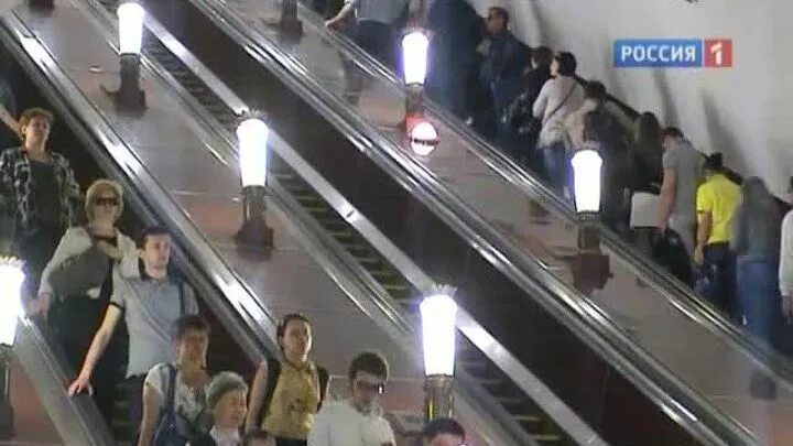 Пассажир метро вставший на эскалатор. Метро комсомольская эскалатор. эскалатор на комсомольской. авария эскалатора на комсомольской.
