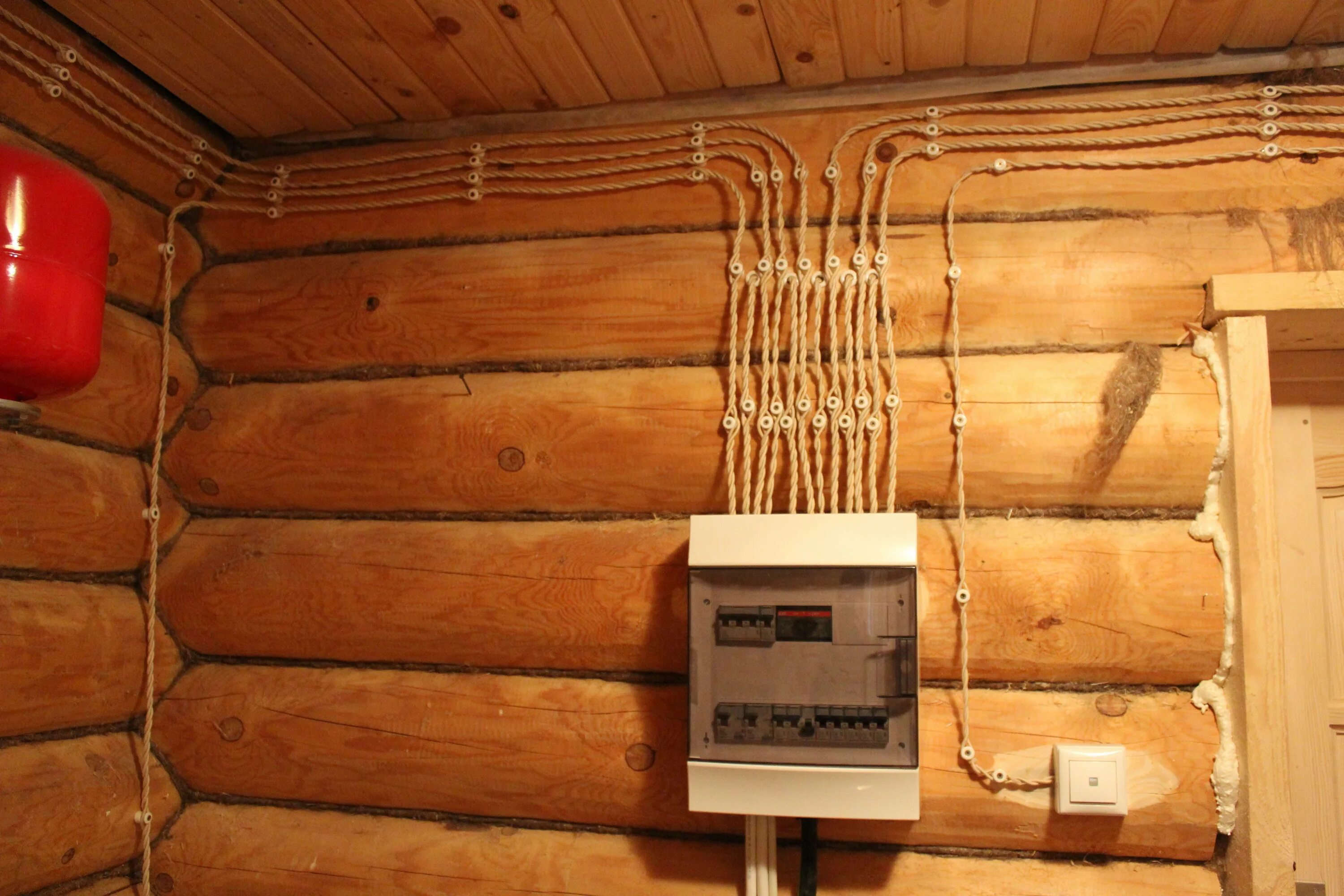 Электропроводка в деревянном доме. Электрика в частном деревянном доме. Внешняя электропроводка в деревянном доме. Проводка в бревенчатом доме.