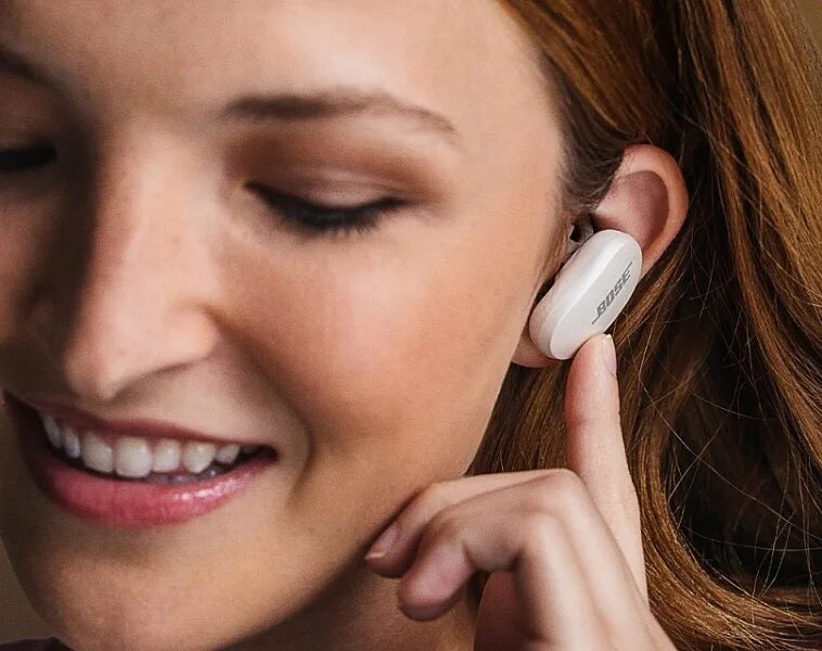 Почему наушник стал тихо играть беспроводные наушники. Bose QUIETCOMFORT Earbuds. Bose QUIETCOMFORT 45. Девушка в беспроводных наушниках. Наушники громкость.