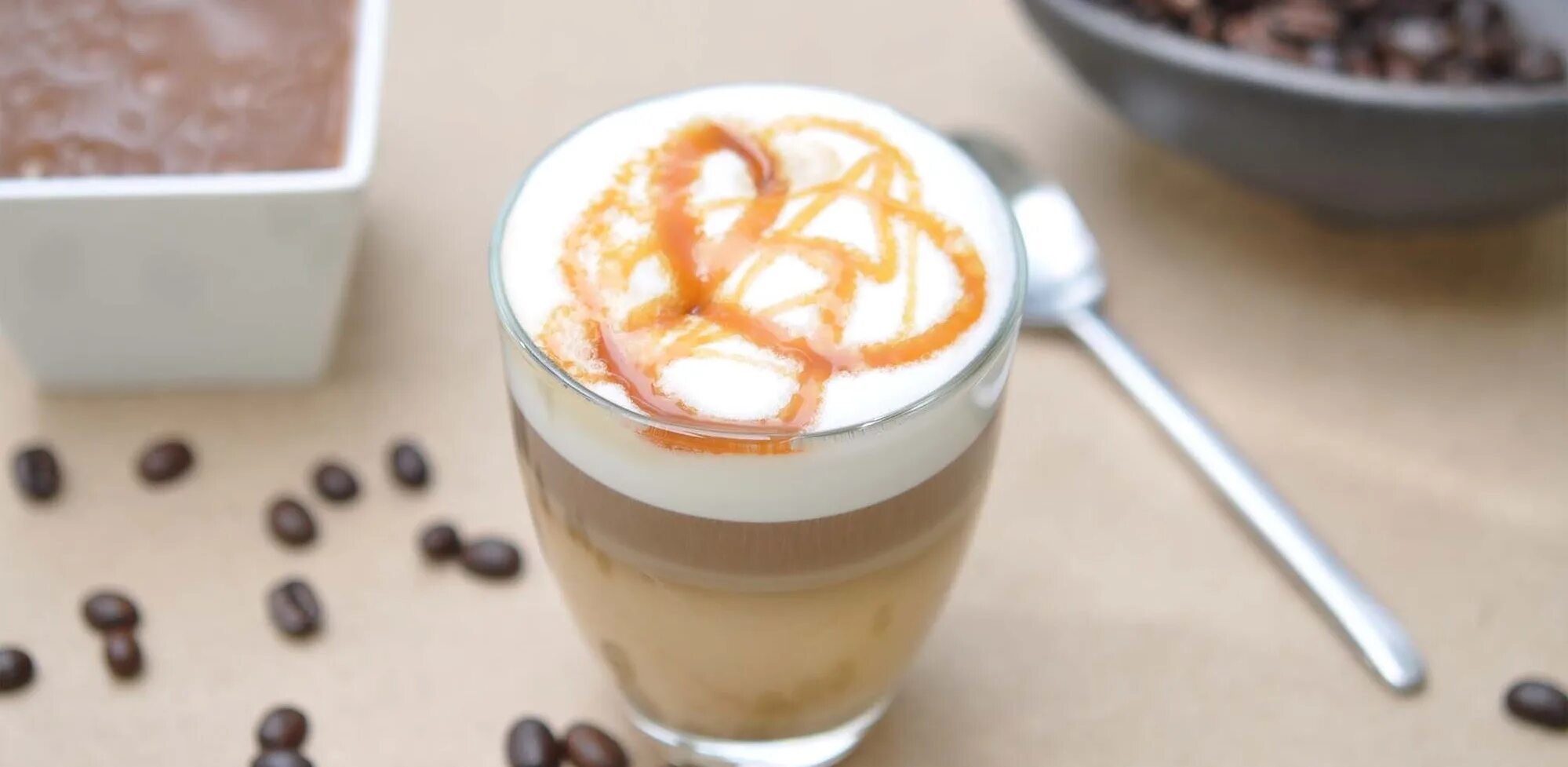 Caramel Macchiato. Coffee Caramel Macchiato. Карамельный латте макиато. Мокка пралине макиато. Карамельный раф