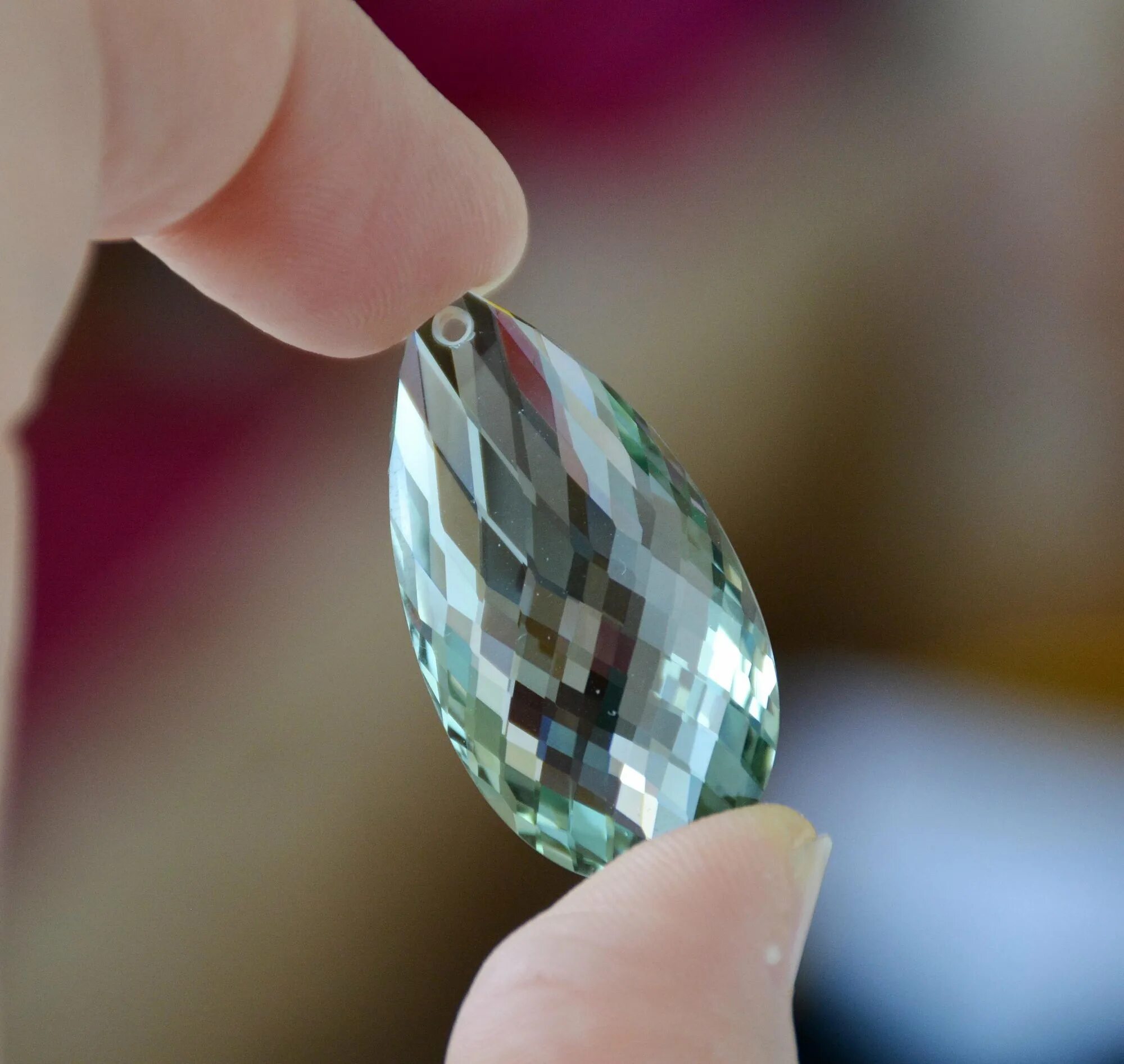 Празиолит кристалл. Луковый камень. Зелёный аметист, празеолит. Празиолит (камни (галтовка)). Луковый камень.