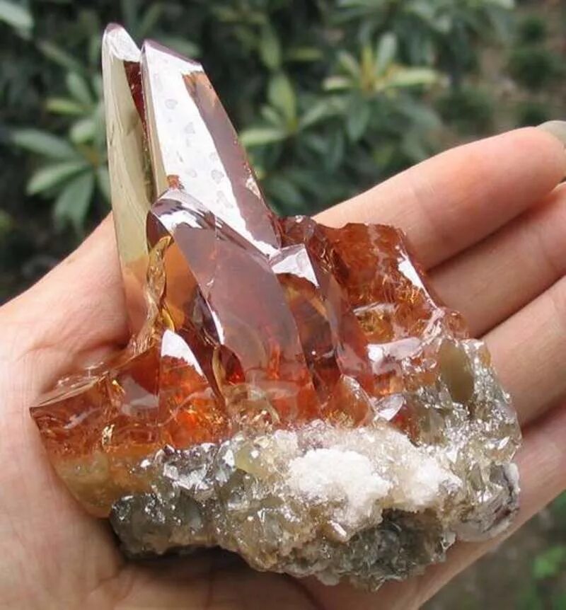 кубики химических металлов. цирконий минерал. циркон минерал необработанный. циркон минерал канада. кристалл циркон гиацинт.