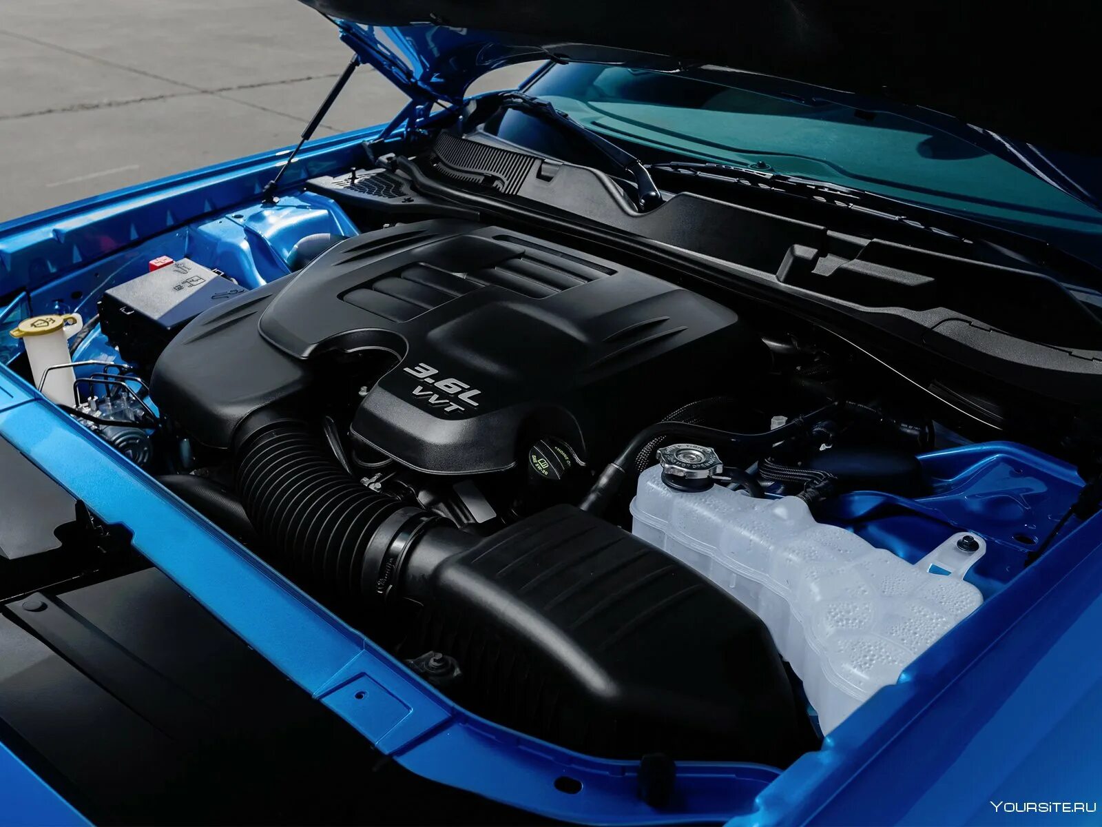 Додж челленджер двигатель. Dodge Challenger 3.6 двигатель. Dodge Challenger 3.6 под капотом. Dodge Challenger 3.6 Hemi двигатель. Dodge Challenger 2014 3.6.