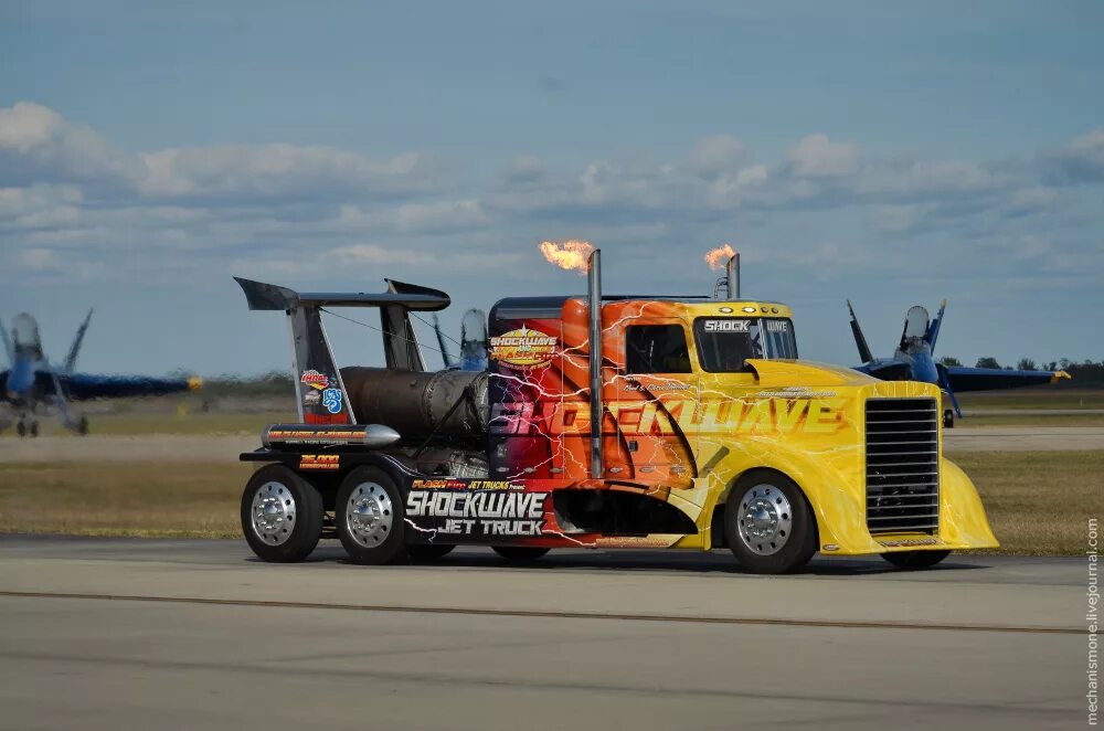 Реактивный грузовик shockwave. Петербилт с реактивным двигателем. Самая быстрая фура. Реактивный грузовик shockwave. Самая быстрая фура.