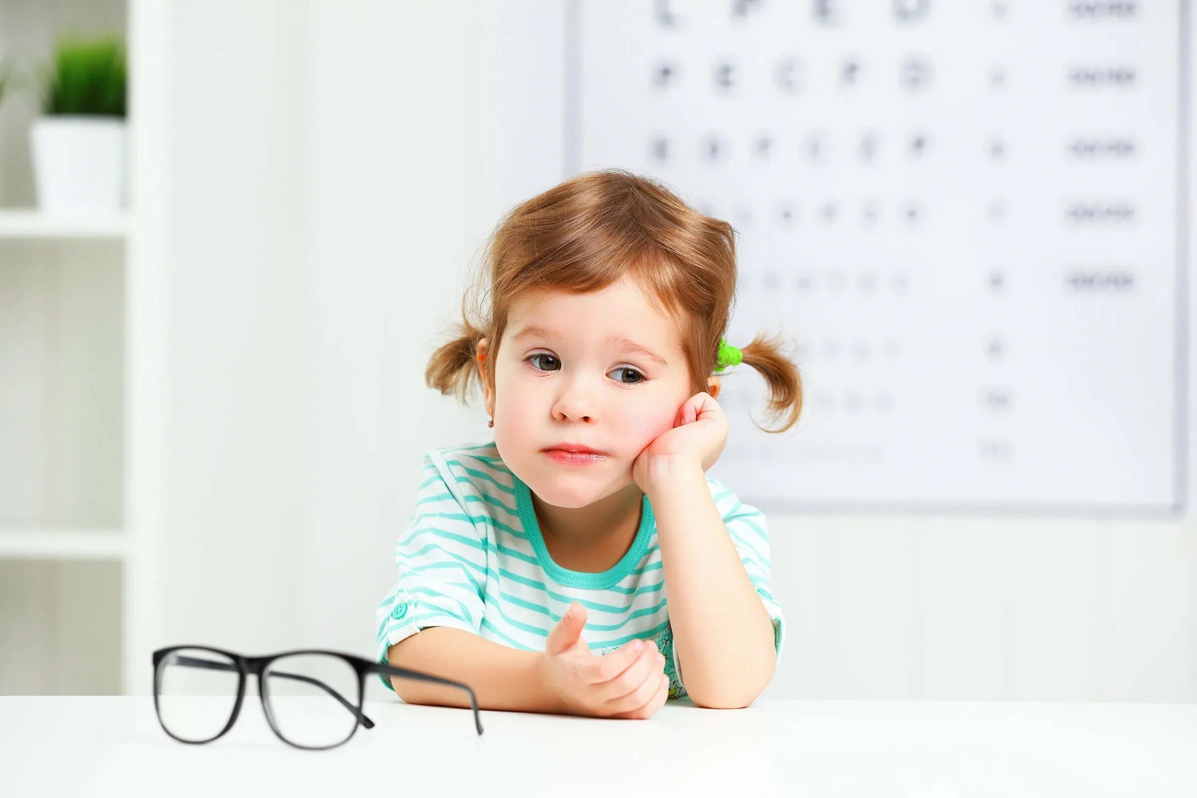 Аналитическое зрение. Дети с нарушением зрения. Нарущения зренря умдетей. Зрение у детей. Дети с плохим зрением.