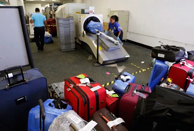 Можно сдать в багаж ноутбук. Багаж самолета. Ящики для багажа в самолете. Самолёт багаж ноутбук. Чемодан в салон самолета.