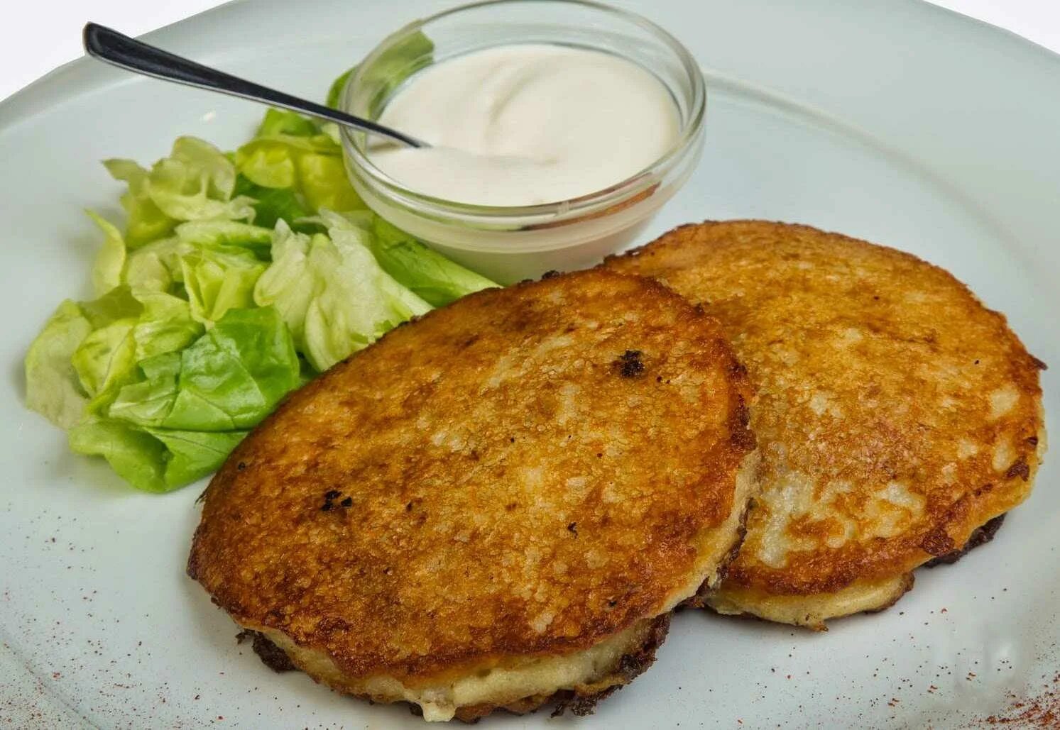 Рецепт драников из картофеля на сковороде вкусных. Белорусская национальная кухня колдуны. белорусская национальная кухня драники колдуны. драники картофельные с фаршем на сковороде. белорусские драники картофельные с фаршем.