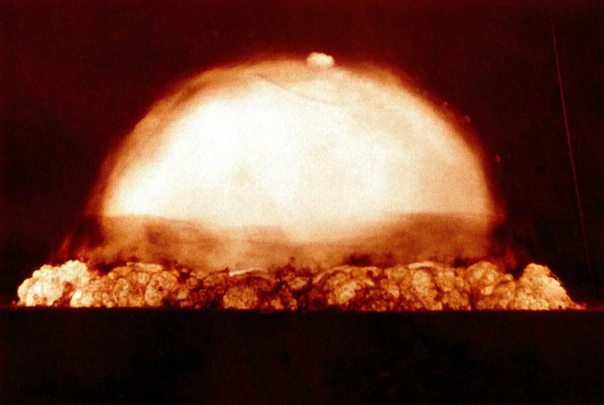 16 июля 2023 год. Тринити испытание ядерного оружия. Испытание атомной бомбы в Нью Мексико. 16 Июля 1945 Нью Мексико. Ядерный взрыв Тринити 1945.