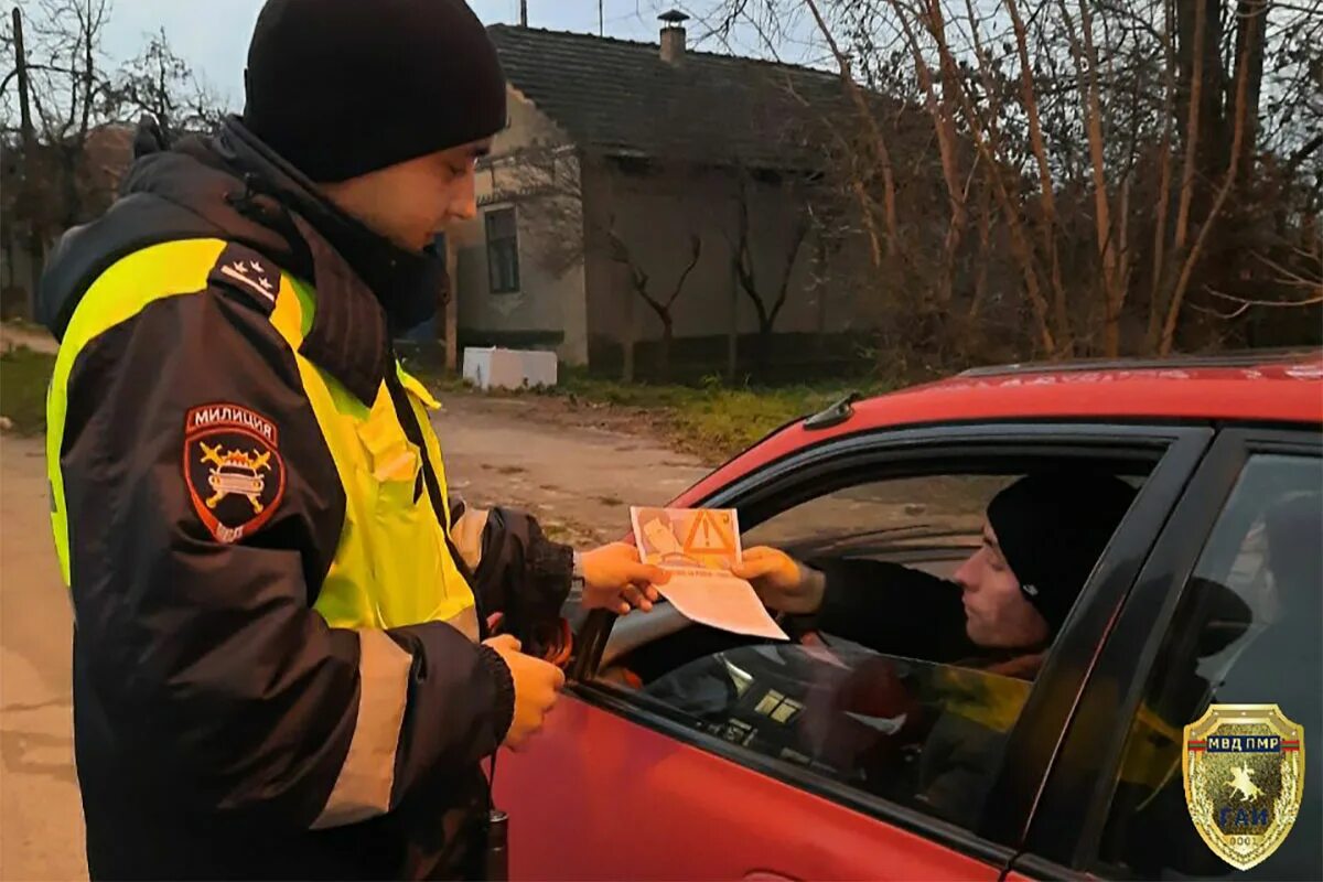 Гаишник оформляет протокол. Патрульная машина дпс. Гаишник с алкотестером. Дпсник с машиной. Садится в машину гаи.
