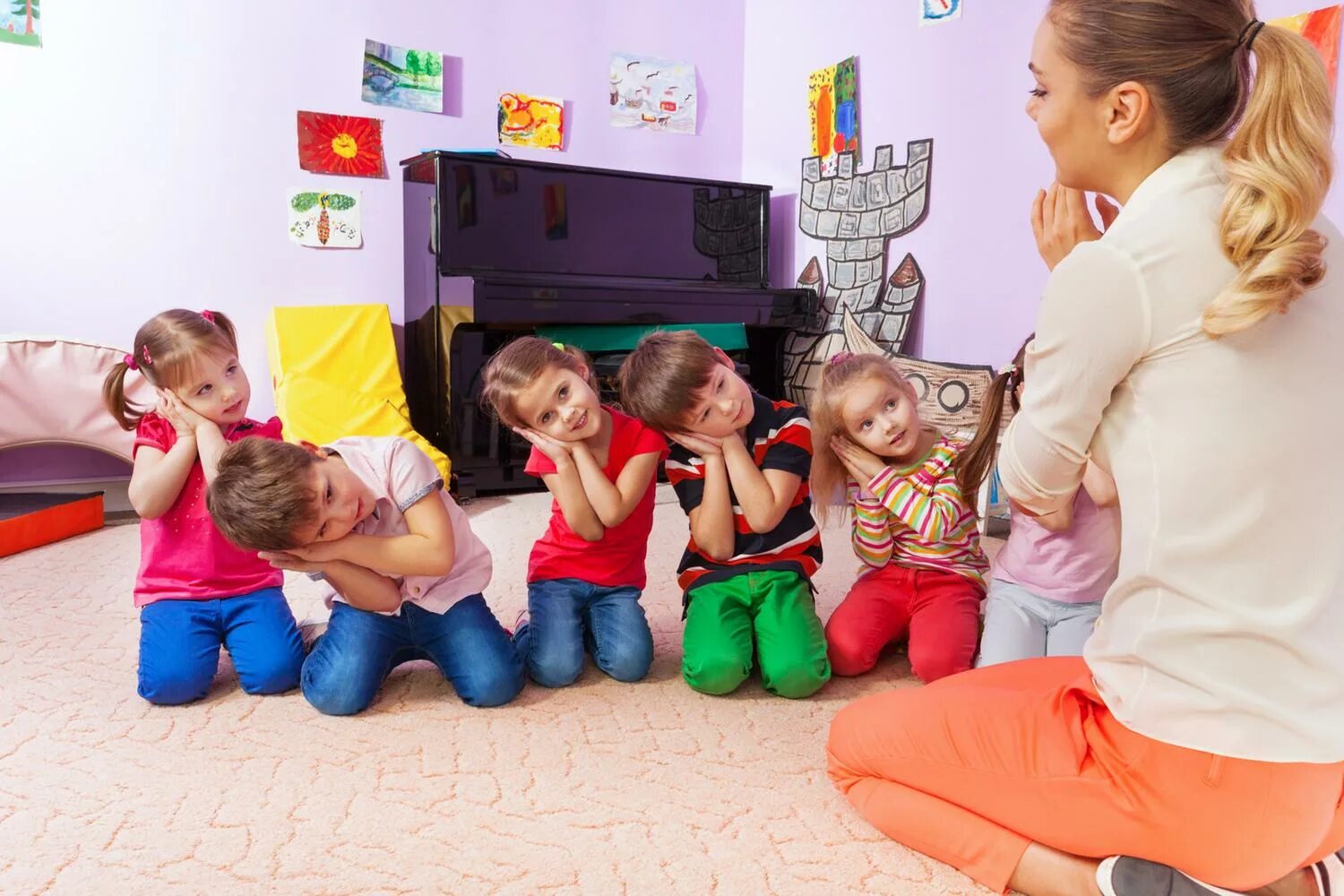 Видео работают дети. Воспиталки детского. мадрид детский сад. дети играют воспитатель фотобанк. фото играющих детей с воспитателем.