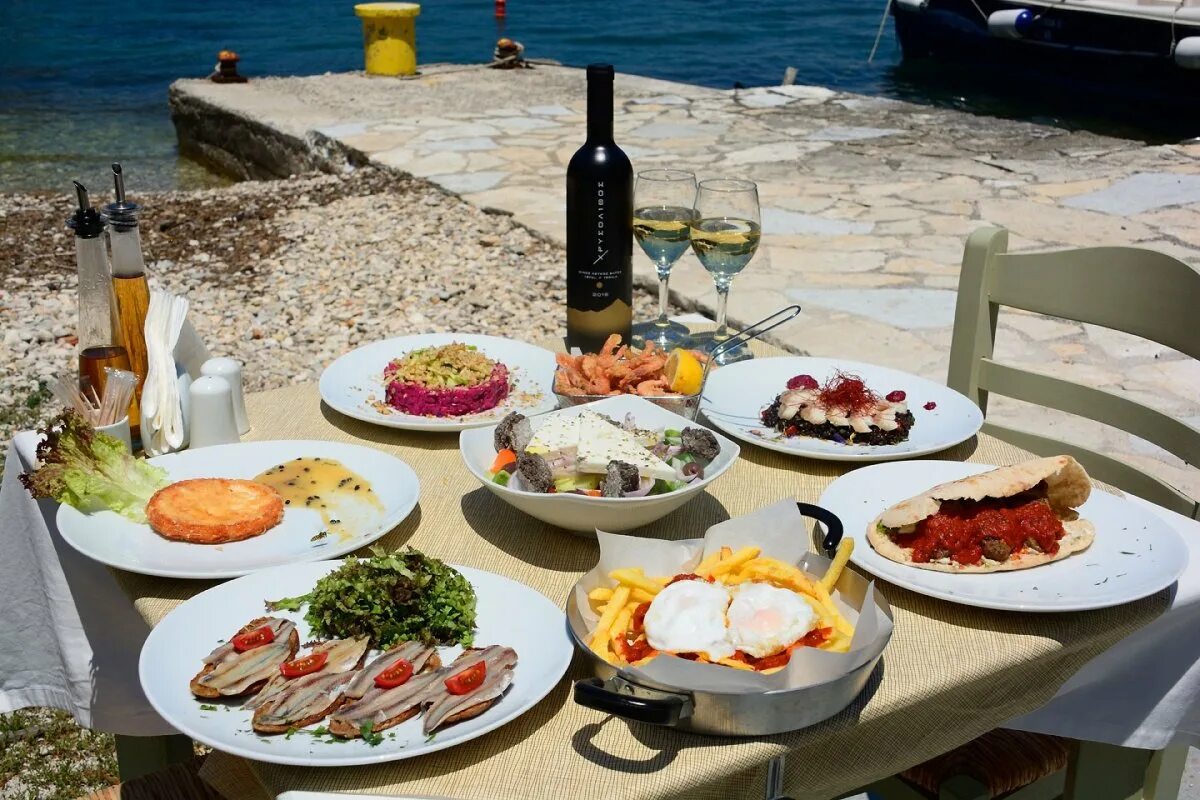 История кухни греции. Греческая кухня Халкидики. Остров Крит Греция кухня. Греческий стол. Греческий обед.