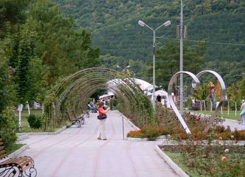 Аллея роз Абрау Дюрсо. Абрау Дюрсо поселок. Абрау Дюрсо достопримечательности. Парк Абрау.