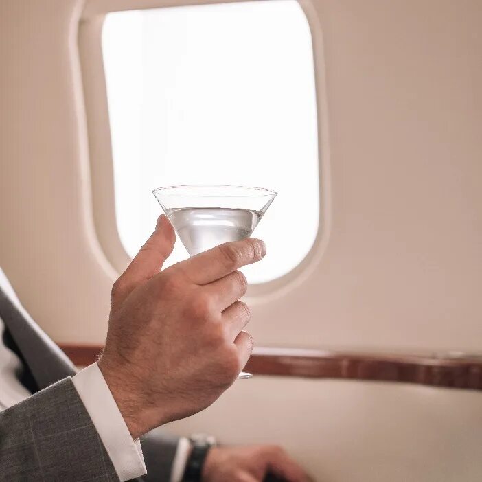 Алкоголь в самолете. Бизнес Авиация алкоголь. Можно пить в самолете