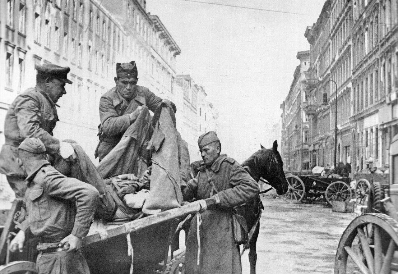 РККА В Берлине 1945. Красноармейцы в Берлине 1945. Солдаты красной армии 1945 Берлин. Фото военных лет 1945