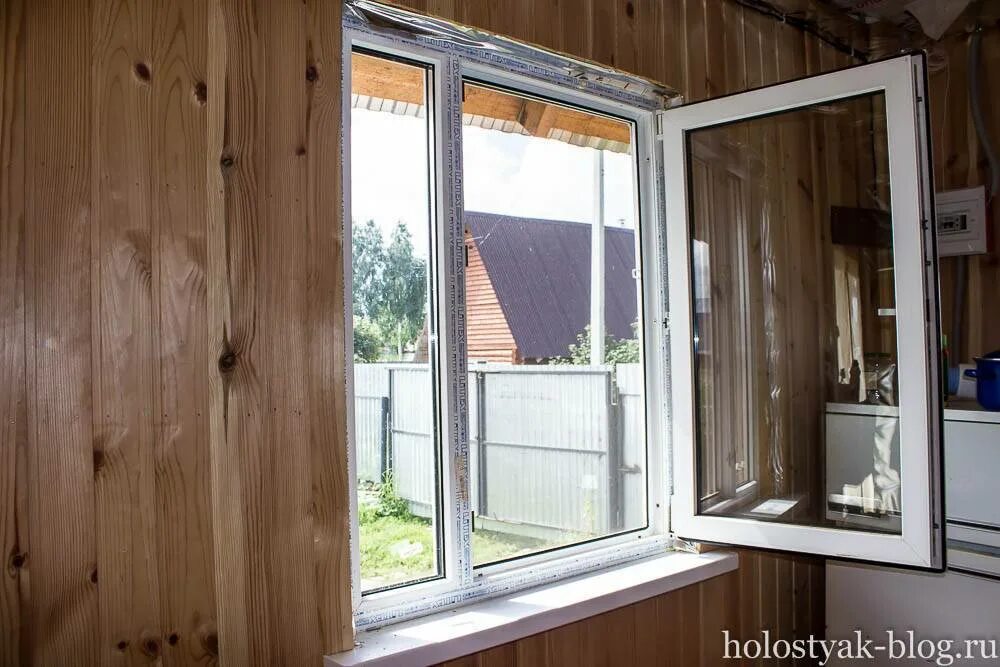 Пластиковые окна для дачи. Крепление окна в каркасном доме. Окна пвх на даче. Окна в дачном домике. Дачные окна.