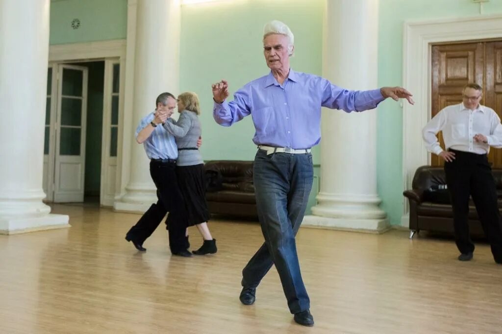 Где деды танцуют. Танцы для пенсионеров. Танцы для пожилых. Пожилые люди танцуют. Бальные танцы для пожилых.