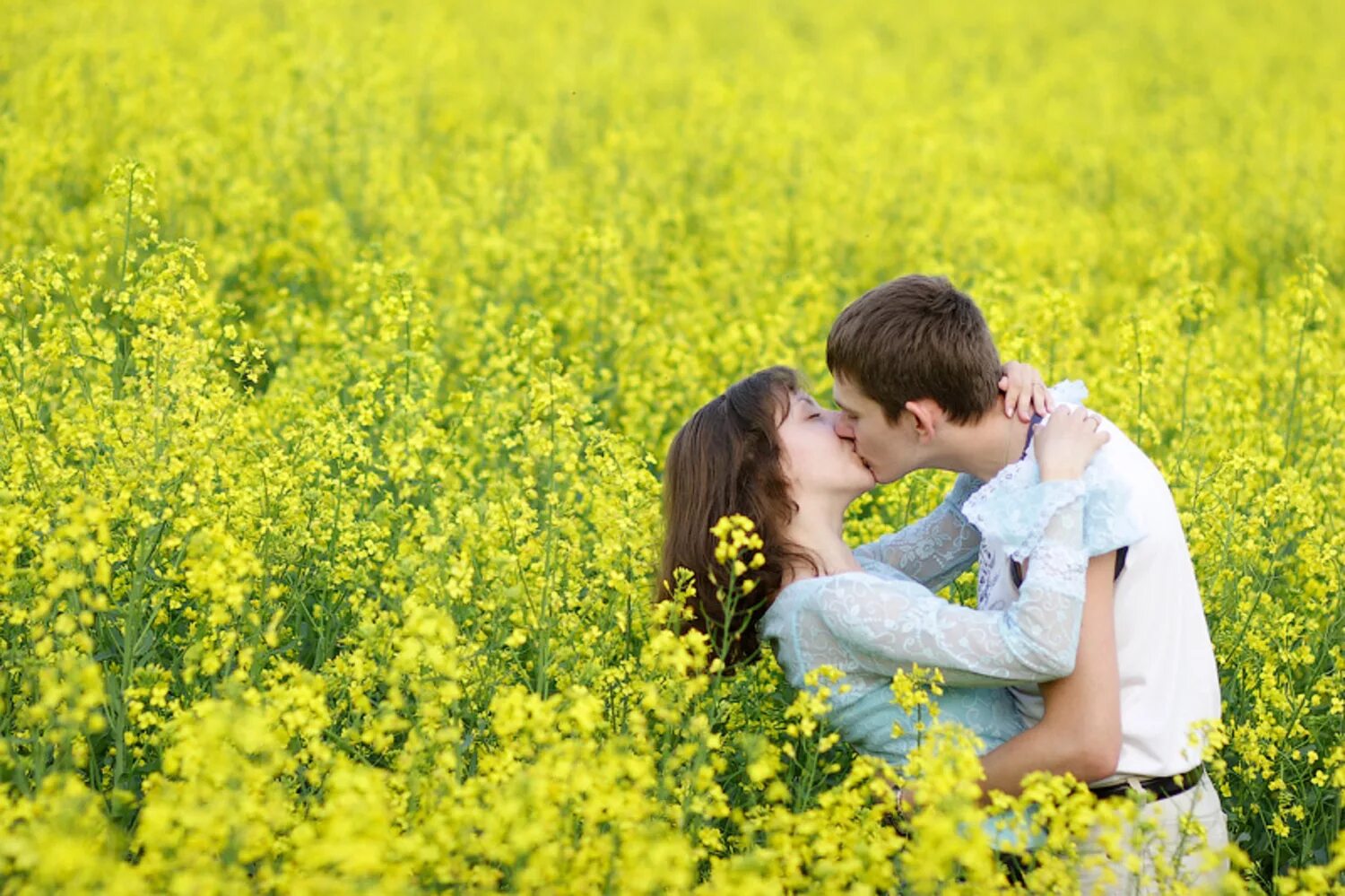 Объятия на природе. Влюбленные на лугу. Парень и девушка в поле. Summer kiss