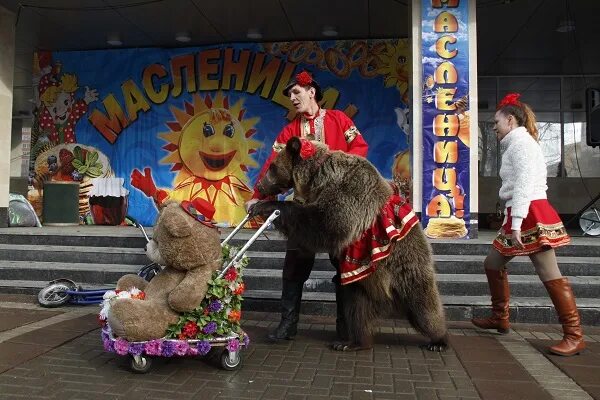 Сценарий масленицы с медведем. Медведь на Ярмарке. Медведь на Масленицу. Медвежья потеха на Масленицу. Масленичные гуляния с медведем.