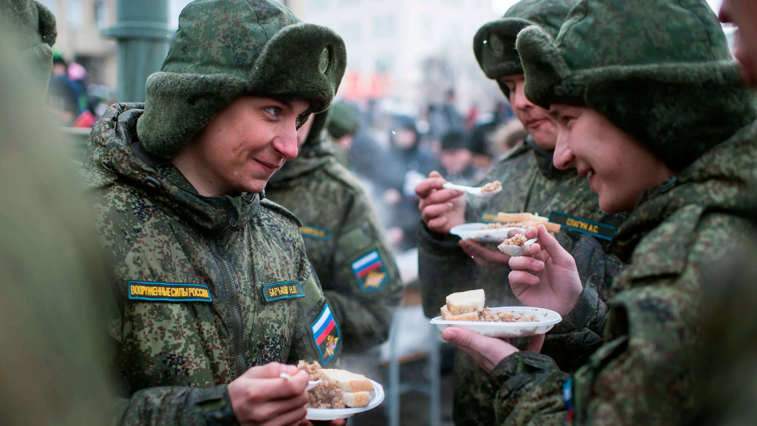 Что бывает военным. Солдаты в столовой. Солдаты в армии. Полевые кухни Российской армии. Полевая еда в армии.