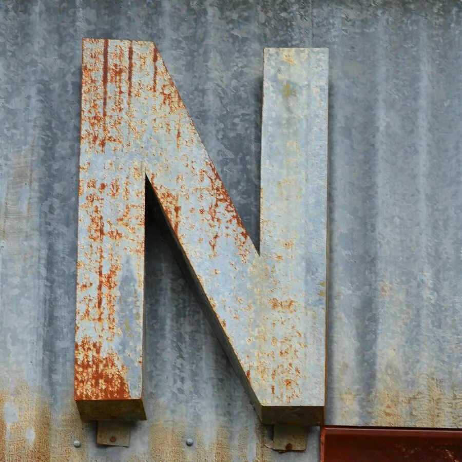 Фото необычной буквы. Необычная буква n. Буква n арт. Фото буквы n. Буква n в виде дома.