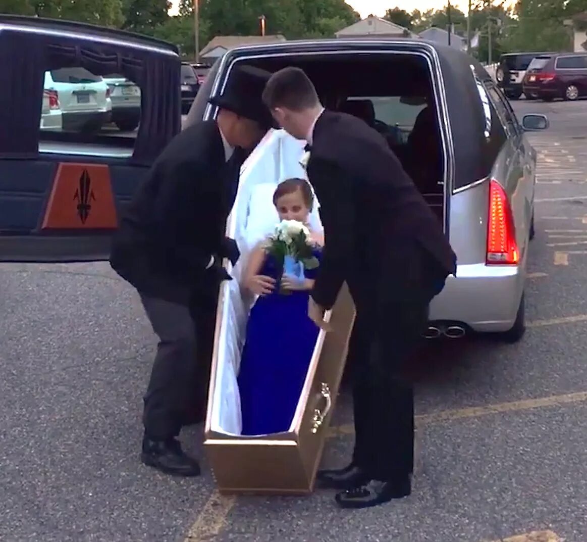 Почему незамужних девушек хоронят в свадебных. Сессия аксесс барс. Покойница в свадебном платье. Почему незамужних девушек хоронят в свадебных. Девушки в гробу в свадебном платье.