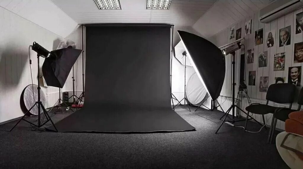 постеры для фотостудии. референсы съемки в фотостудии. белый фон в фотостудии. профессионал на сцене. референсы для фотосессии в студии офис.