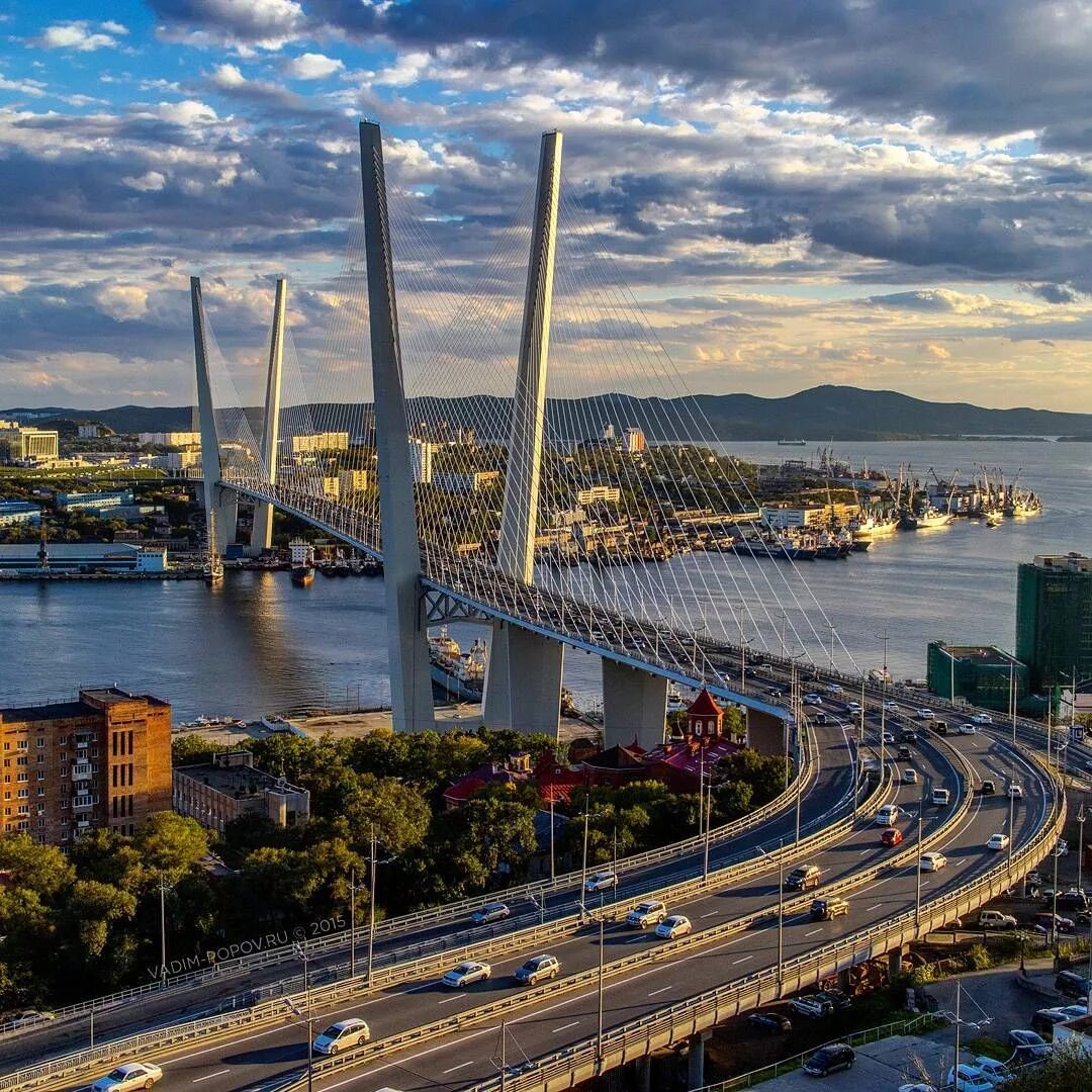 Владивосток является крупнейшим городом. Золотой мост Владивосток. "Золотой мост" города Владивостока. Мост через золотой Рог Владивосток. Владивосток достопримечательности золотой мост.