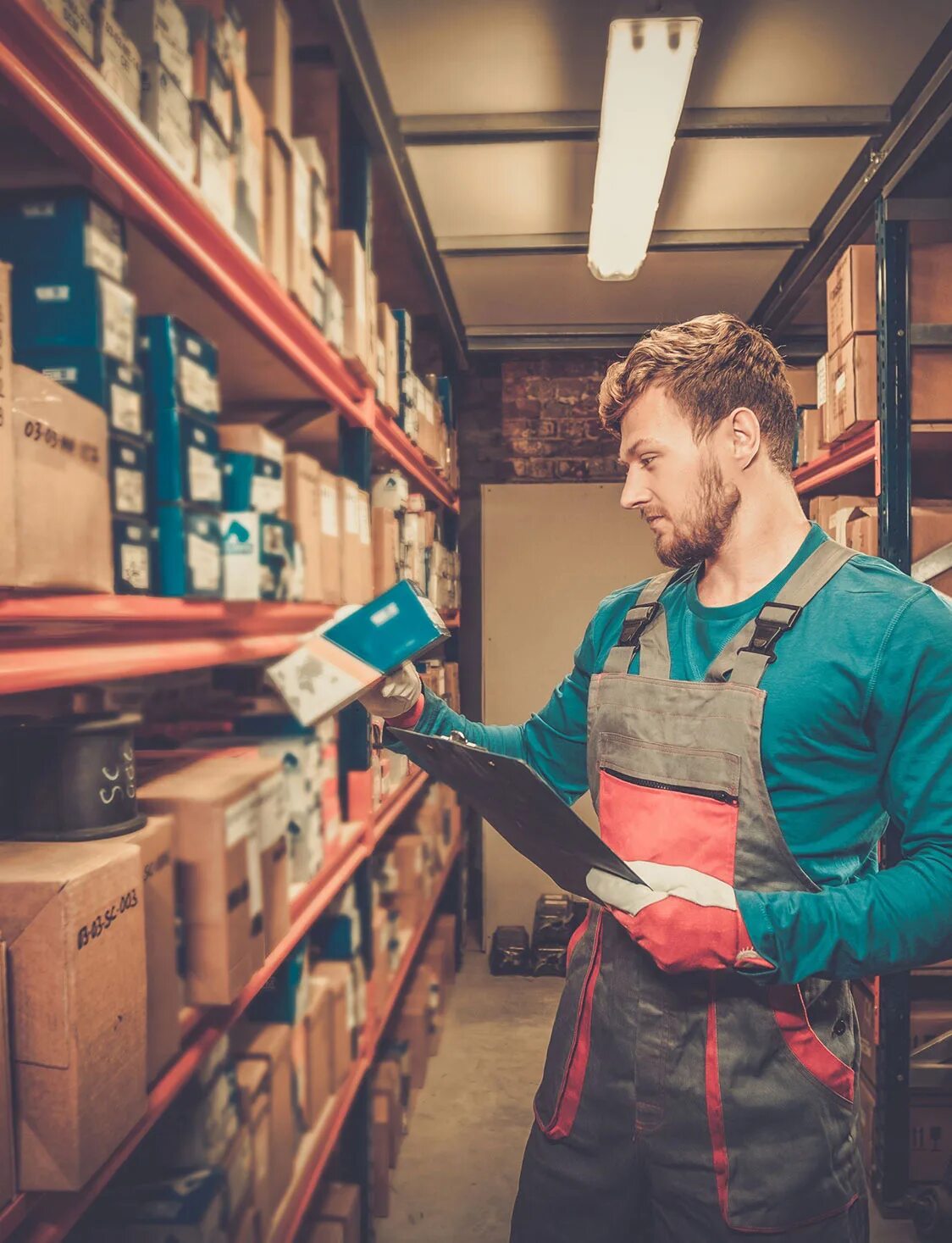комплектовщик. человек на складе. грузчик на склад. кладовщик. кладовщик на складе.