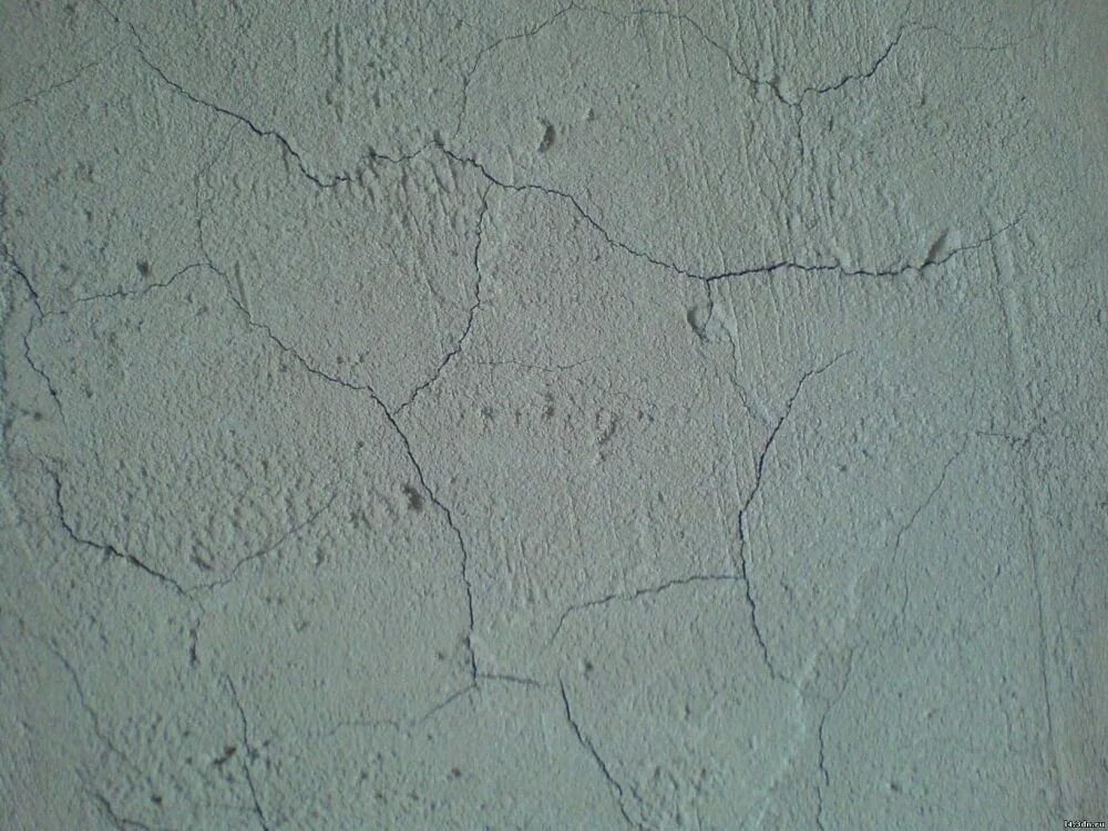 Усадочные трещины в штукатурке. Фасадная штукатурка трещины. Трещины на цементной штукатурке. Трещина на штукатурке на стене.