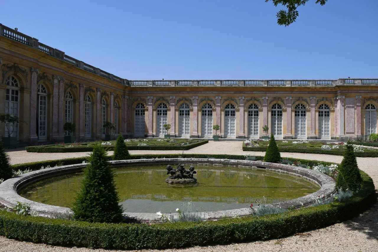 Трианон версаль. Grand Trianon Versailles. Большой Трианон в Версале. Большой Трианон (г. Версаль). Трианон парк Венгрия.