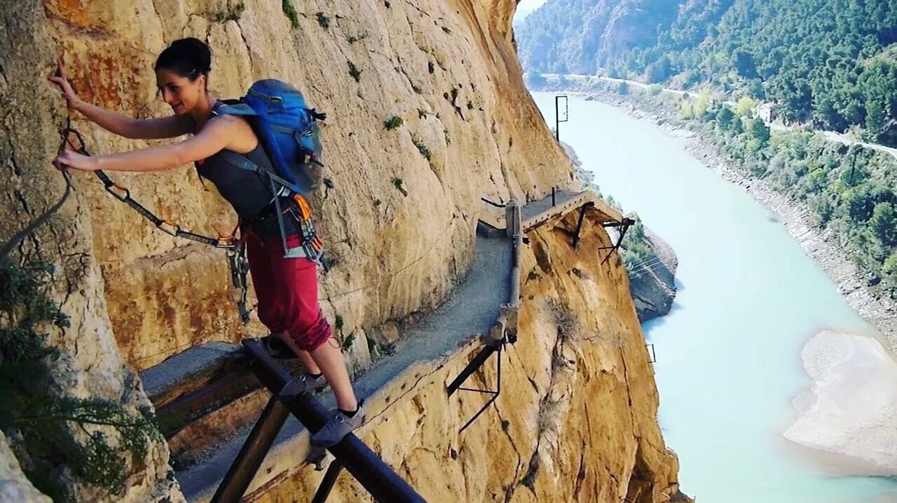 Dangerous travelling. Королевская тропа (Каминито-дель-Рей) (Испания). Королевская тропа Испания. Тропа короля в Испании. Тропа страха Хуашань.