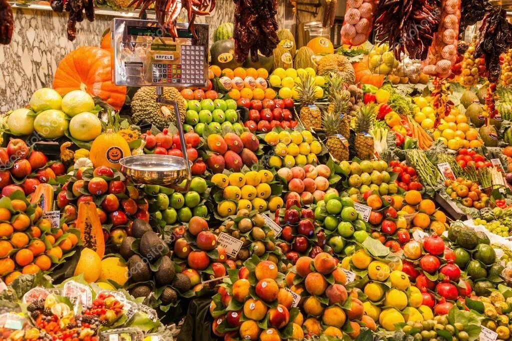 Фруктовый прилавок. Выкладка фруктов на рынке. Витрина овощи и фрукты на рынке. Витрина с фруктами на рынке.