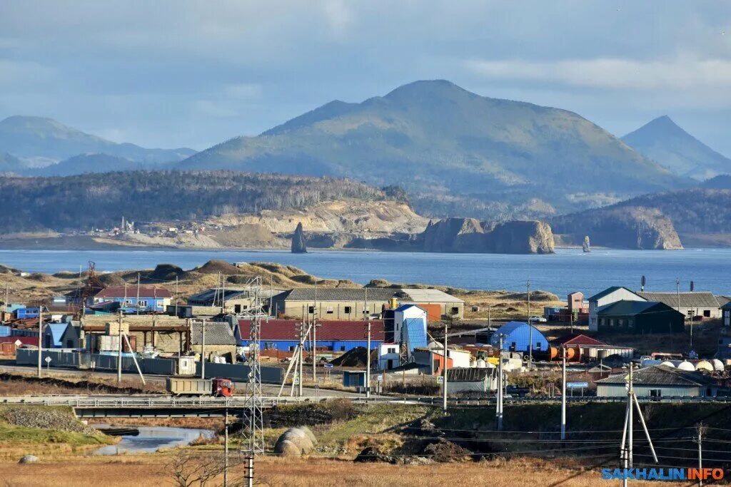 Село курил. Кунашир Южно Курильск. Южные Курильские острова Кунашир. Курильские острова Кунашир город. Остров Кунашир поселок Южно Курильск.