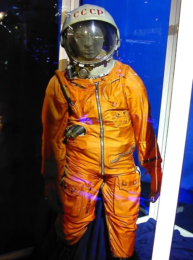 Какого цвета костюм космонавта. Космический костюм. Первый костюм Космонавта. Костюм российского Космонавта. Космический скафандр.