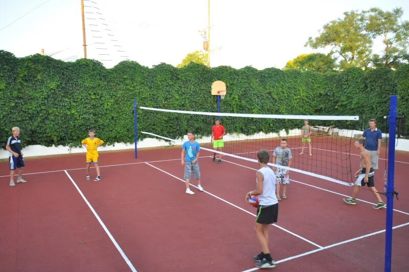 нескучный сад теннисные корты. песчаная волейбольная площадка. волейбольная площадка фото. спортивная волейбольная площадка. спортивная площадка волейбол.