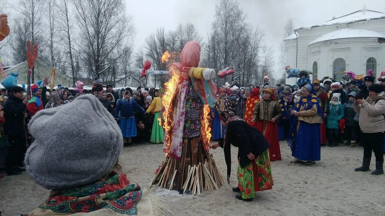 Чучело на Масленицу. Масленица хоровод. Хоровод вокруг Масленицы. Масленица чучело хоровод. Хоровод прощай масленица