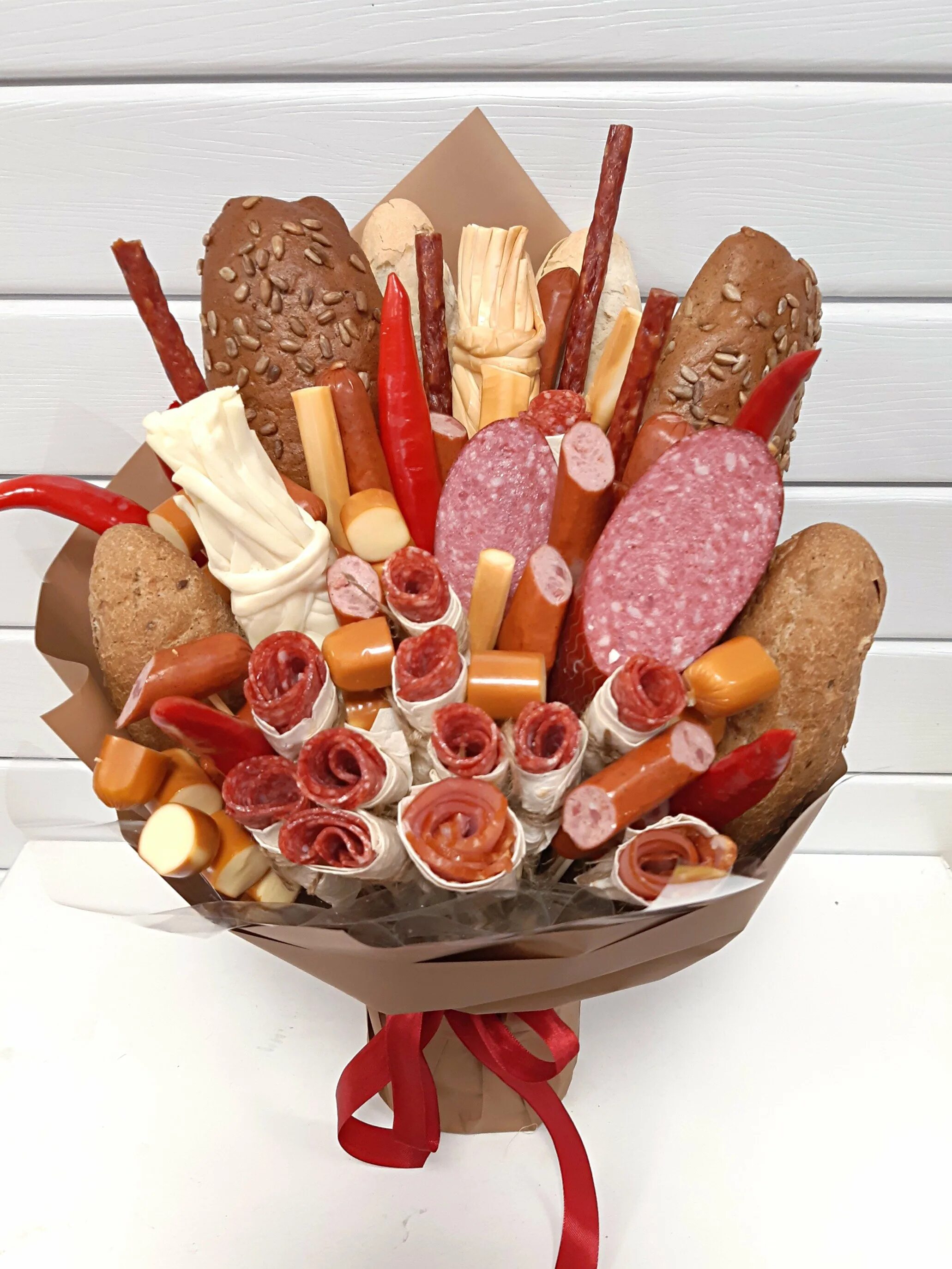 Колбасный букет для мужчин. Букет из колбасы и сыра для женщин. Букеты из колбасы и сыра сделать. Букет из колбасы и сыра. Букет из колбасы для мужчины.