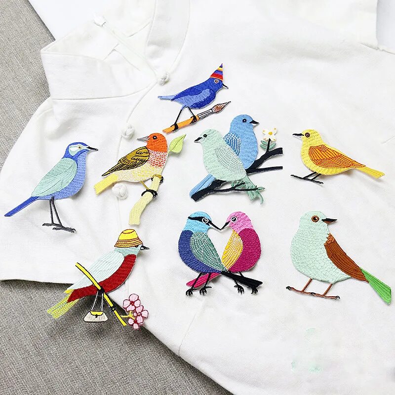 Вышивка птицы на одежде. Птичка в одежде. Аппликация на одежду птичка. Аппликация на ткани вышивка птицы.